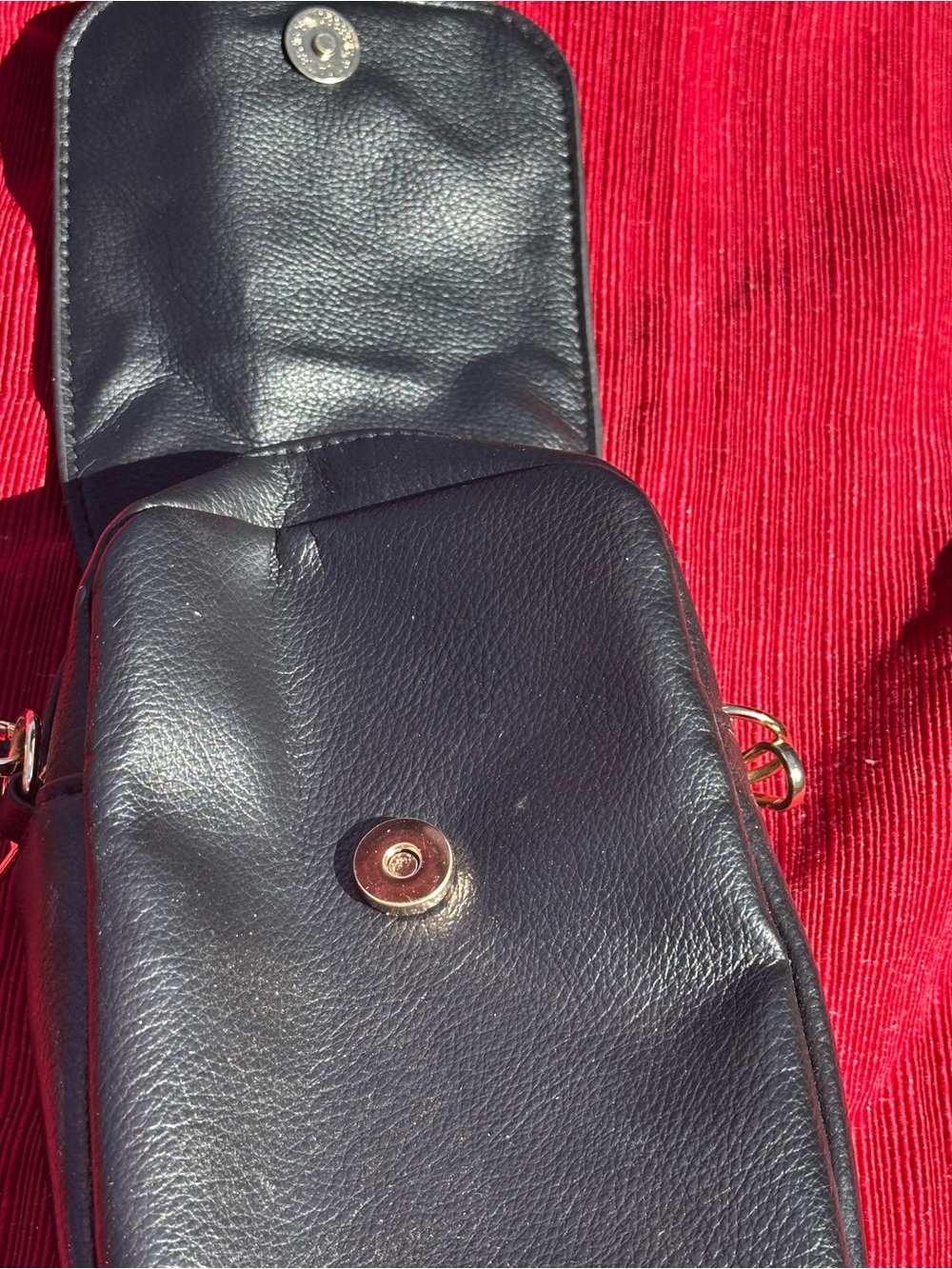 Sleek Black Pebbled Crossbody Bag with Magnetic Closure